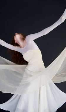 Cadılar bayramı için bir görüntü, beyaz elbiseli, soluk yüzlü, kızıl saçlı bir kadın.