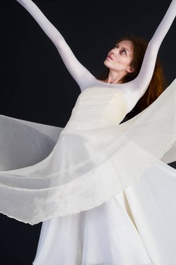 Cadılar bayramı için bir görüntü, beyaz elbiseli, soluk yüzlü, kızıl saçlı bir kadın.