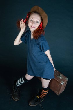 Saçları örgülü ve çizgili golf sahaları olan, çocuksu komik bir kadın.