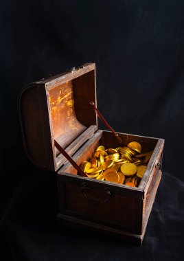 Altın paralarla dolu bir sandık.