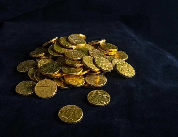 Sarı para yığını, Ukrayna para birimi, koyu kadife arka planda.