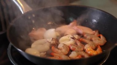 Kızartma tavasında deniz tarağı, karides, mürekkep balığı, yakın plan.