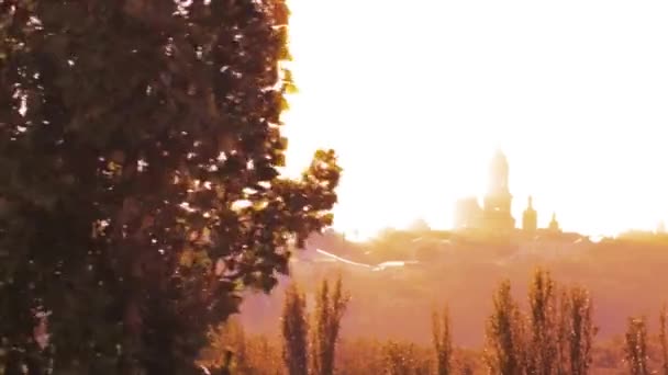 Une Silhouette Lointaine Une Église Sur Une Colline Dans Brume — Video
