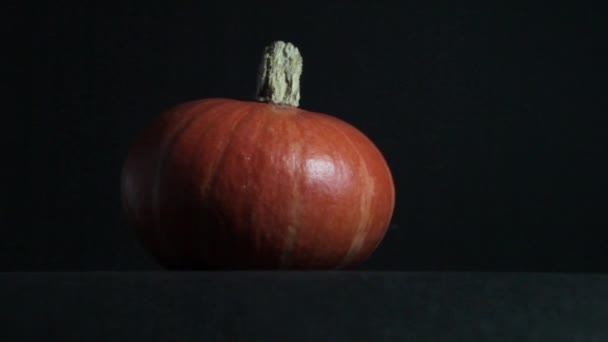 Halloween Kürbis Auf Schwarzem Hintergrund Dreht Gesicht Die Kamera — Stockvideo