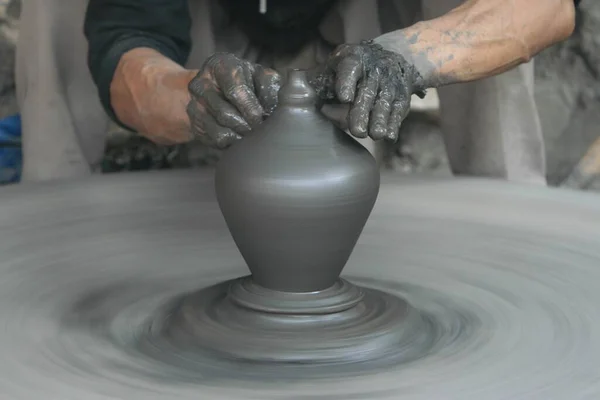 波特在陶工的轮子上用粘土做陶瓷壶模型 — 图库照片