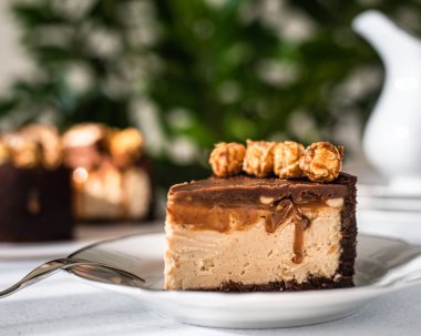 Cevizli ve karamel kaplı cheesecake. Cheesecake snickers. Karamelli kek. Patlamış mısırlı karamel peynirli kek.