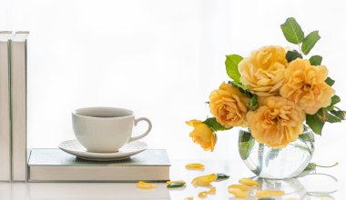 Bir fincan kahve. İyi sabahlar. Çay zamanı. İskandinav tarzı. kitap