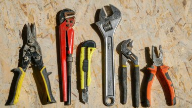 Çeşitli tamir aletleri. Erkekler için olmalı. İnşaat için ekipman. Alet takımını onar.