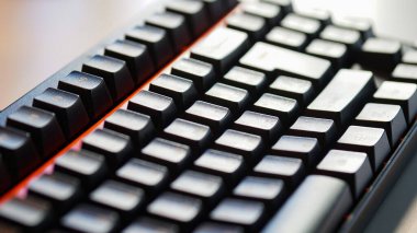 Siyah bilgisayar klavyesi. Büyük anahtarlar. Güneş ışığı.