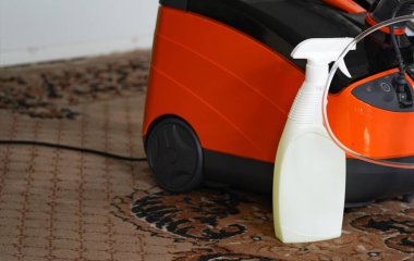 Kırmızı yıkama süpürgesi ve temizlik ürünleri. Logo uygulaması için yer