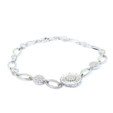 Beyaz arkaplanda gümüş bilezik