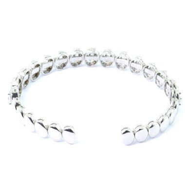 Beyaz arkaplanda gümüş bilezik