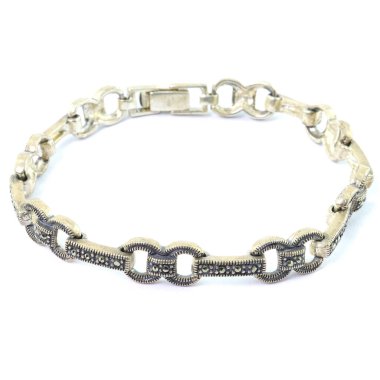 Beyaz arkaplanda gümüş bilezik