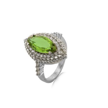 Beyaz arka planda elmas kadın yüzüğü