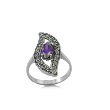 Beyaz arka planda elmas kadın yüzüğü