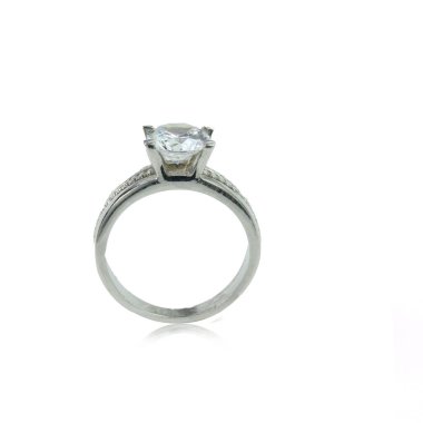 Beyaz arka planda elmas kadın yüzüğü