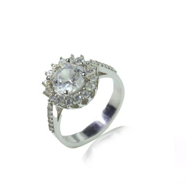 Beyaz arka planda elmas kadın yüzüğü