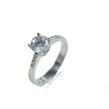 Beyaz arka planda elmas kadın yüzüğü