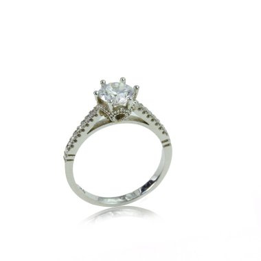 Beyaz arka planda elmas kadın yüzüğü