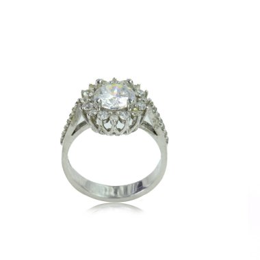 Beyaz arka planda elmas kadın yüzüğü