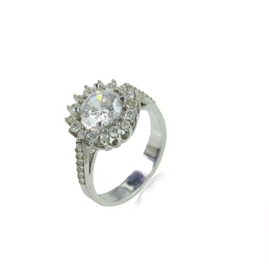 Beyaz arka planda elmas kadın yüzüğü