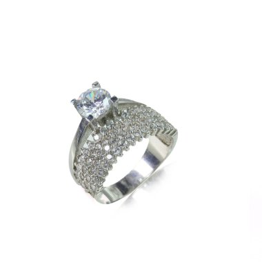 Beyaz arka planda elmas kadın yüzüğü