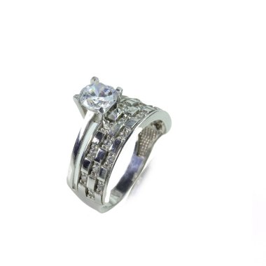 Beyaz arka planda elmas kadın yüzüğü