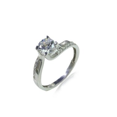 Beyaz arka planda elmas kadın yüzüğü