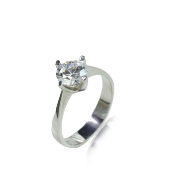 Beyaz arka planda elmas kadın yüzüğü