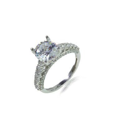 Beyaz arka planda elmas kadın yüzüğü