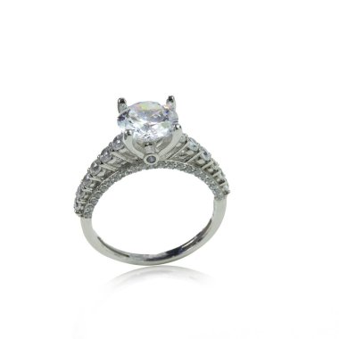 Beyaz arka planda elmas kadın yüzüğü