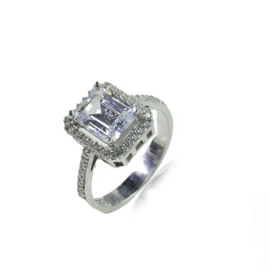 Beyaz arka planda elmas kadın yüzüğü