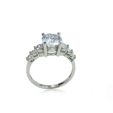 Beyaz arka planda elmas kadın yüzüğü