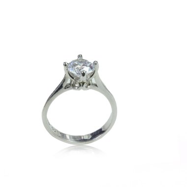 Beyaz arka planda elmas kadın yüzüğü