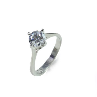 Beyaz arka planda elmas kadın yüzüğü