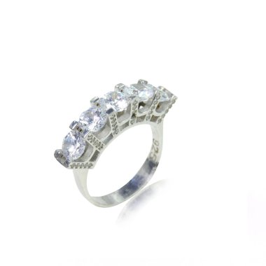 Beyaz arka planda elmas kadın yüzüğü