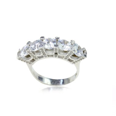 Beyaz arka planda elmas kadın yüzüğü