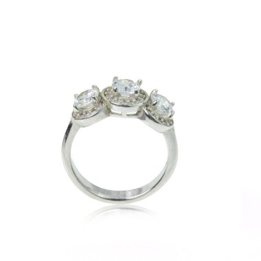 Beyaz arka planda elmas kadın yüzüğü