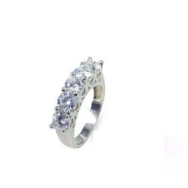 Beyaz arka planda elmas kadın yüzüğü