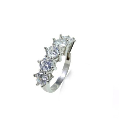 Beyaz arka planda elmas kadın yüzüğü