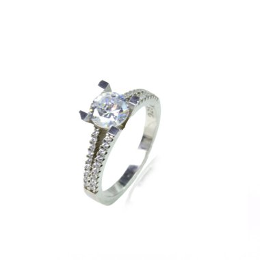 Beyaz arka planda elmas kadın yüzüğü