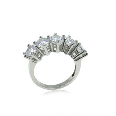 Beyaz arka planda elmas kadın yüzüğü