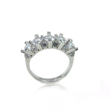 Beyaz arka planda elmas kadın yüzüğü