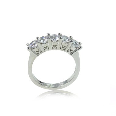 Beyaz arka planda elmas kadın yüzüğü