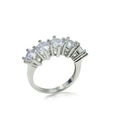 Beyaz arka planda elmas kadın yüzüğü