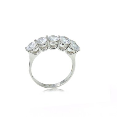 Beyaz arka planda elmas kadın yüzüğü