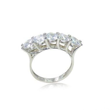 Beyaz arka planda elmas kadın yüzüğü