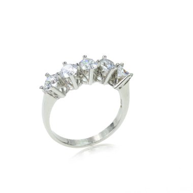 Beyaz arka planda elmas kadın yüzüğü