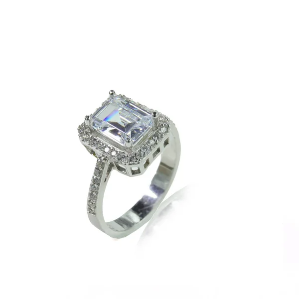 Diamante Anello Femminile Sfondo Bianco — Foto Stock