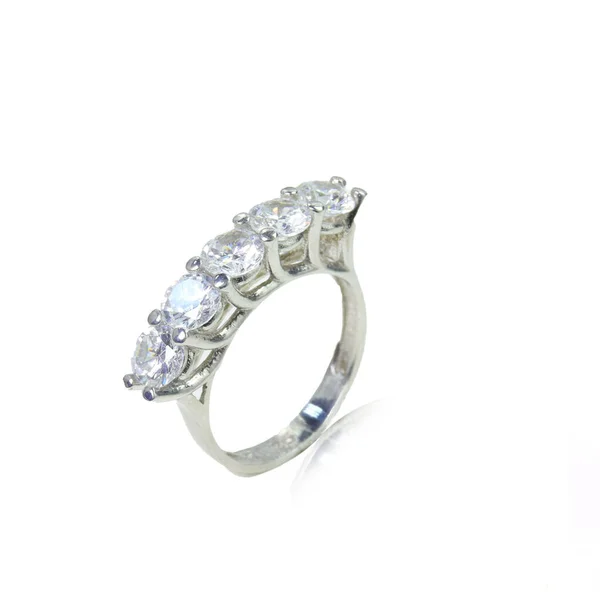 ホワイトを基調としたダイヤモンドの女性リング — ストック写真